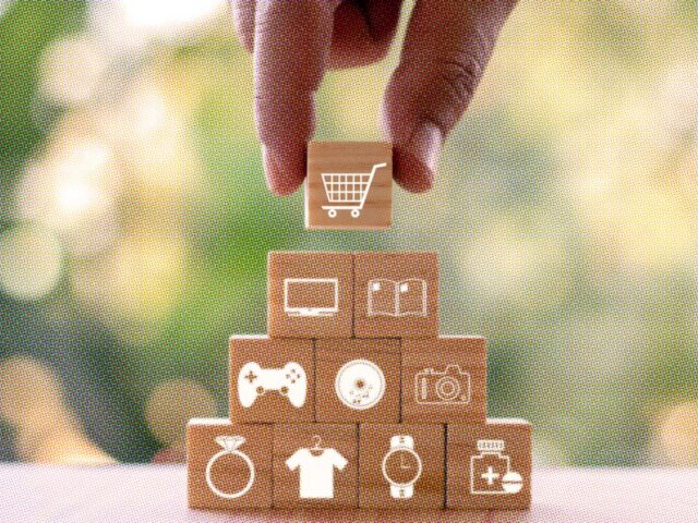 Social commerce – selling right in the middle of the feed